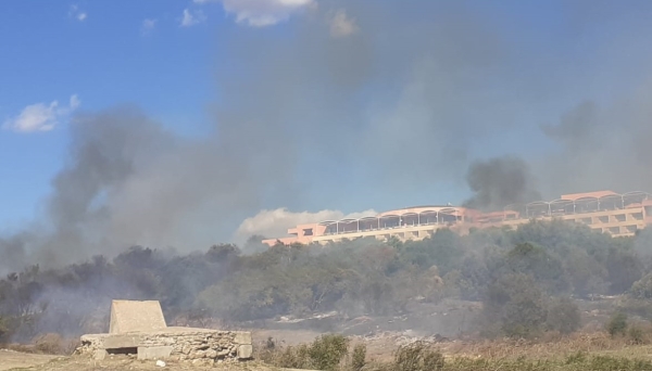 Incendio vicino il complesso turistico di Sciaccamare, evacuato il Cala Regina (FOTO)