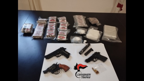 Carabinieri di Trapani. Non consegnava soltanto pizze, beccato con droga e pistola