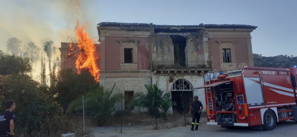Incendi. Fiamme in contrada Marchesa attorno ai fabbricati. FOTO