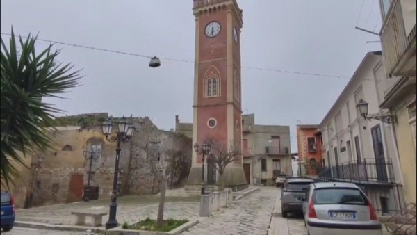 Tunisino vittima di un'aggressione a Canicattì: incendiato il portone di cas