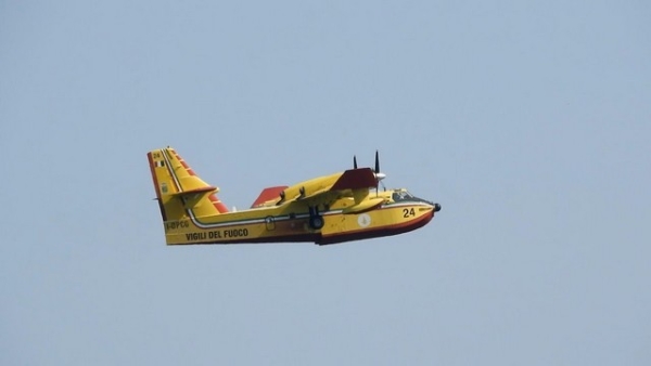 Allerta temperature elevate e incendi, canadair in azione a Sciacca