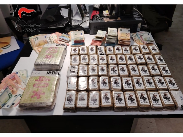 Trapani: sorpresi con 2 kg di cocaina e 5 kg di hashish in macchina