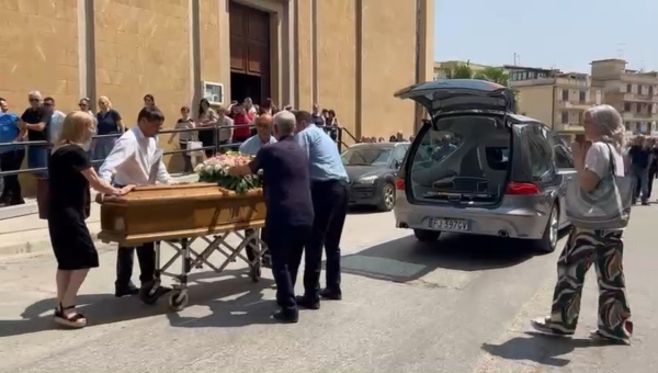 Oggi i funerali di Mary Bonanno, applausi all'uscita del feretro dalla chiesa