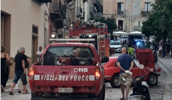Auto in discesa in zona pedonale travolge tre turisti: gravissima una donna