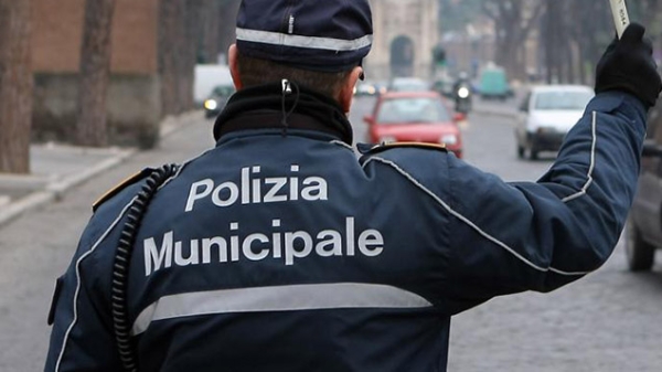 Deteneva 10 cani in un contenitore largo 12 mq, denunciato per maltrattamenti di animali