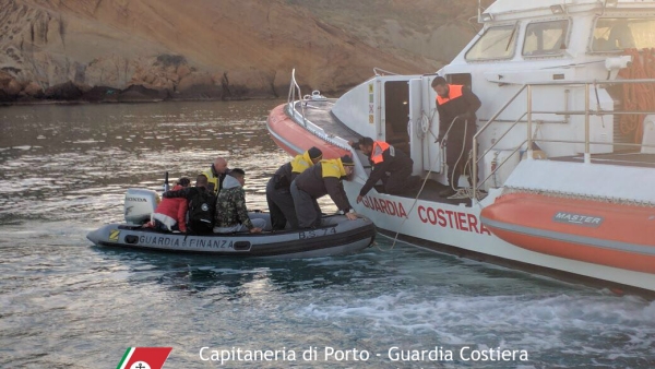 Migranti. Altri due morti approdati la notte scorsa a Lampedusa